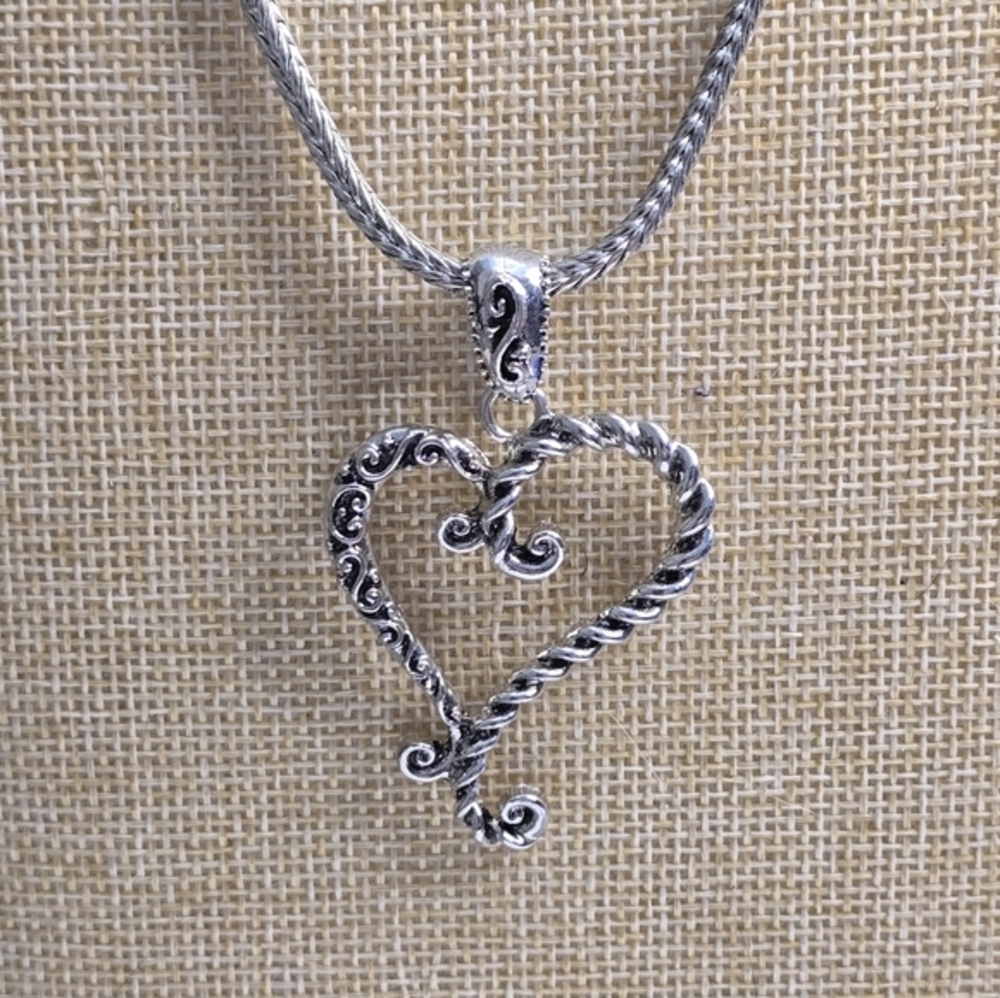 Elegant Silver Heart Pendant‎ Necklace Vintage 90s